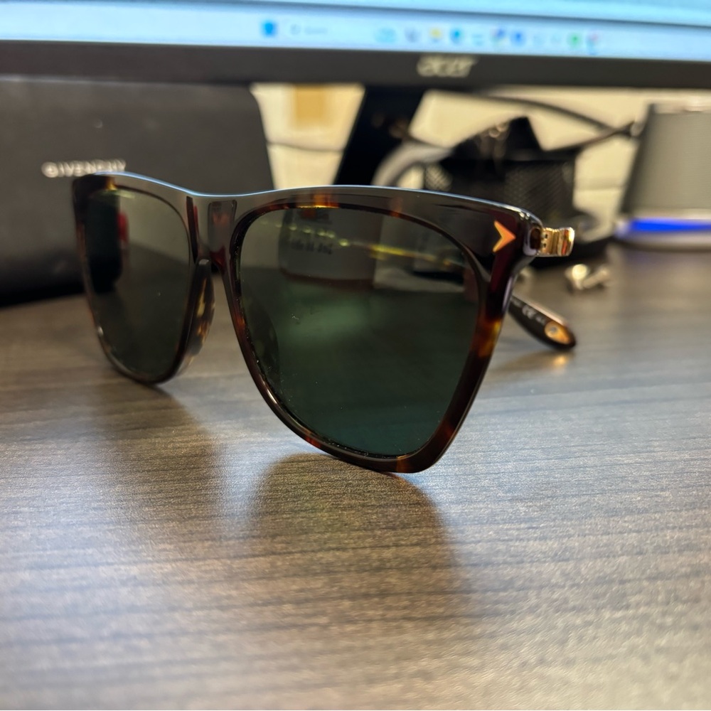 Chic Tortoise Shell Sunglasses - image 3